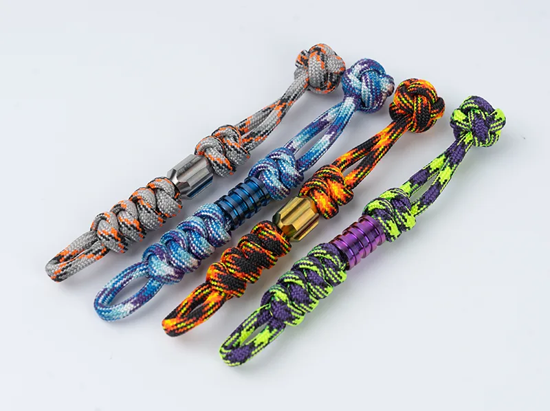 Käsin kudotut Paracord-askartelut
